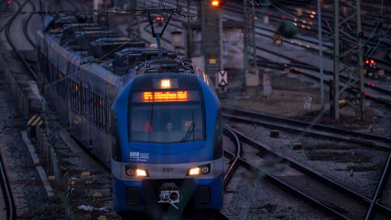Nach der Entgleisung eines Güterzuges kommt es auf der Strecke München - Rosenheim - Kufstein zu Bauarbeiten. (Symbolbild) (Foto: Peter Kneffel/dpa)