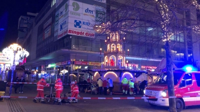 Einsatzkräfte von Rettungsdiensten und Feuerwehr sind im Einsatz auf dem Weihnachtsmarkt in Magdeburg. (Foto: Dörthe Hein/dpa-Zentralbild/dpa)