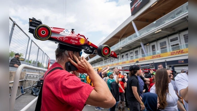 Formel 1: Ein Fan trägt einen kleinen Ferrari als Hut am Tag der offenen Tür beim Großen Preis von Kanada in Montreal.  (Foto: Christinne Muschi/The Canadian Press/AP/dpa)