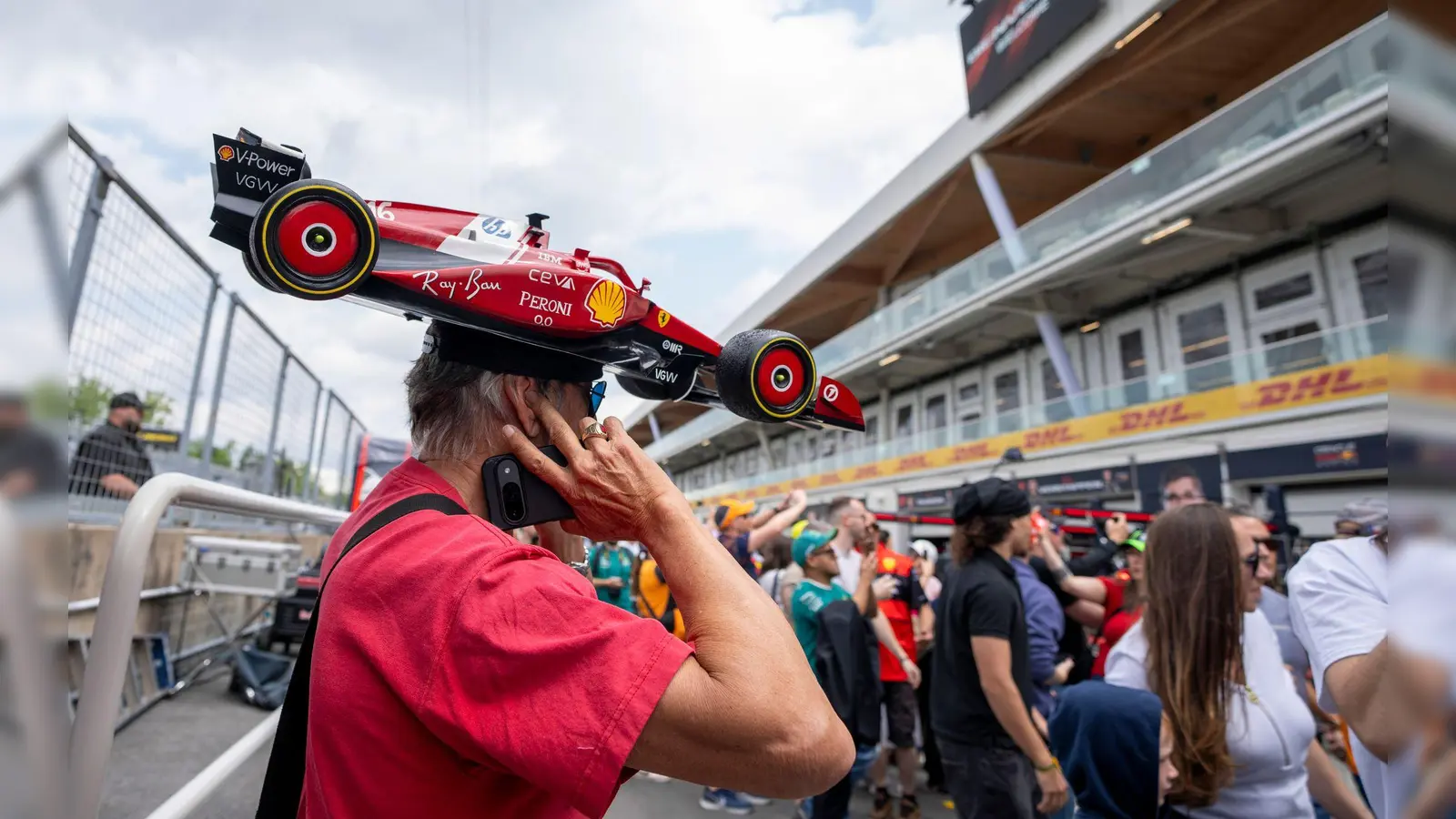 Formel 1: Ein Fan trägt einen kleinen Ferrari als Hut am Tag der offenen Tür beim Großen Preis von Kanada in Montreal.  (Foto: Christinne Muschi/The Canadian Press/AP/dpa)