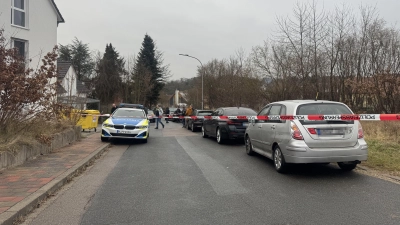 Nach einem Messerangriff in Heilsbronn sperrte die Polizei den Bereich weiträumig ab. (Foto: Evi Lemberger)