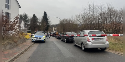 Nach einem Messerangriff in Heilsbronn sperrte die Polizei den Bereich weiträumig ab. (Foto: Evi Lemberger)