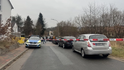 Nach einem Messerangriff in Heilsbronn sperrte die Polizei den Bereich weiträumig ab. (Foto: Evi Lemberger)