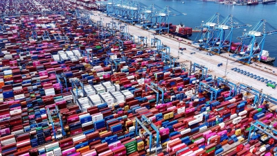 Ein Containerterminal in der ostchinesischen Hafenstadt Qingdao. Wegen des Handelskonflikts mit den USA drängt Chinas Industrie verstärkt nach Europa. Das macht sich auch in der bayerischen Handelsbilanz bemerkbar. (Archivbild) (Foto: Uncredited/CHINATOPIX via AP/dpa)