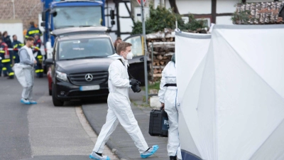 Die Spurensicherung am Einsatzort. (Foto: Vincent Kempf /dpa)