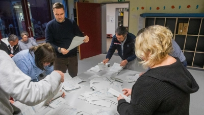 Viel zu tun hatten die Wahlhelfer am Sonntag angesichts der hohen Wahlbeteiligung bei der vorgezogenen Bundestagswahl. (Foto: Evi Lemberger)