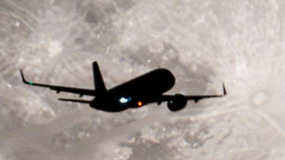 Mondpreis fürs Flugticket muss nicht sein: Wer flexibel bei Tagen und Uhrzeiten ist, findet oft günstigere Flüge. (Foto: Boris Roessler/dpa/dpa-tmn)