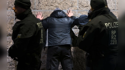 Die Bundespolizei kontrolliert am Hauptbahnhof in Hamburg. (Foto: Marcus Golejewski/dpa)