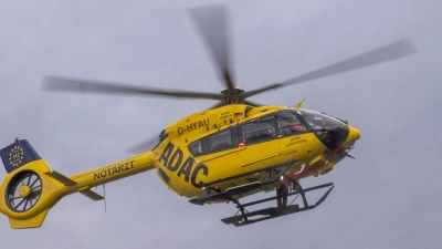Die Mitfahrerin musste per Rettungshubschrauber in eine Klinik geflogen werden. (Symbolbild) (Foto: Peter Kneffel/dpa)