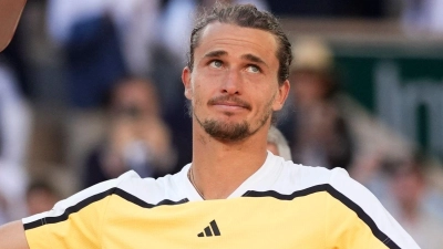 Alexander Zverev hat das French-Open-Finale gegen den Spanier Carlos Alcaraz nach fünf Sätzen verloren. (Foto: Christophe Ena/AP/dpa)