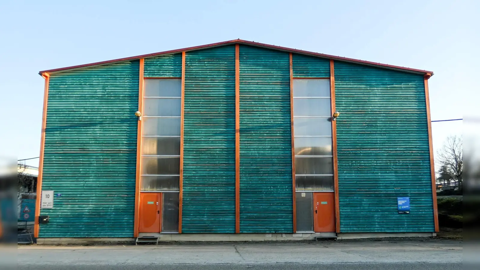 In dieser Lagerhalle soll demnächst Padel-Tennis gespielt werden können. (Foto: Karl-Heinz Gisbertz)