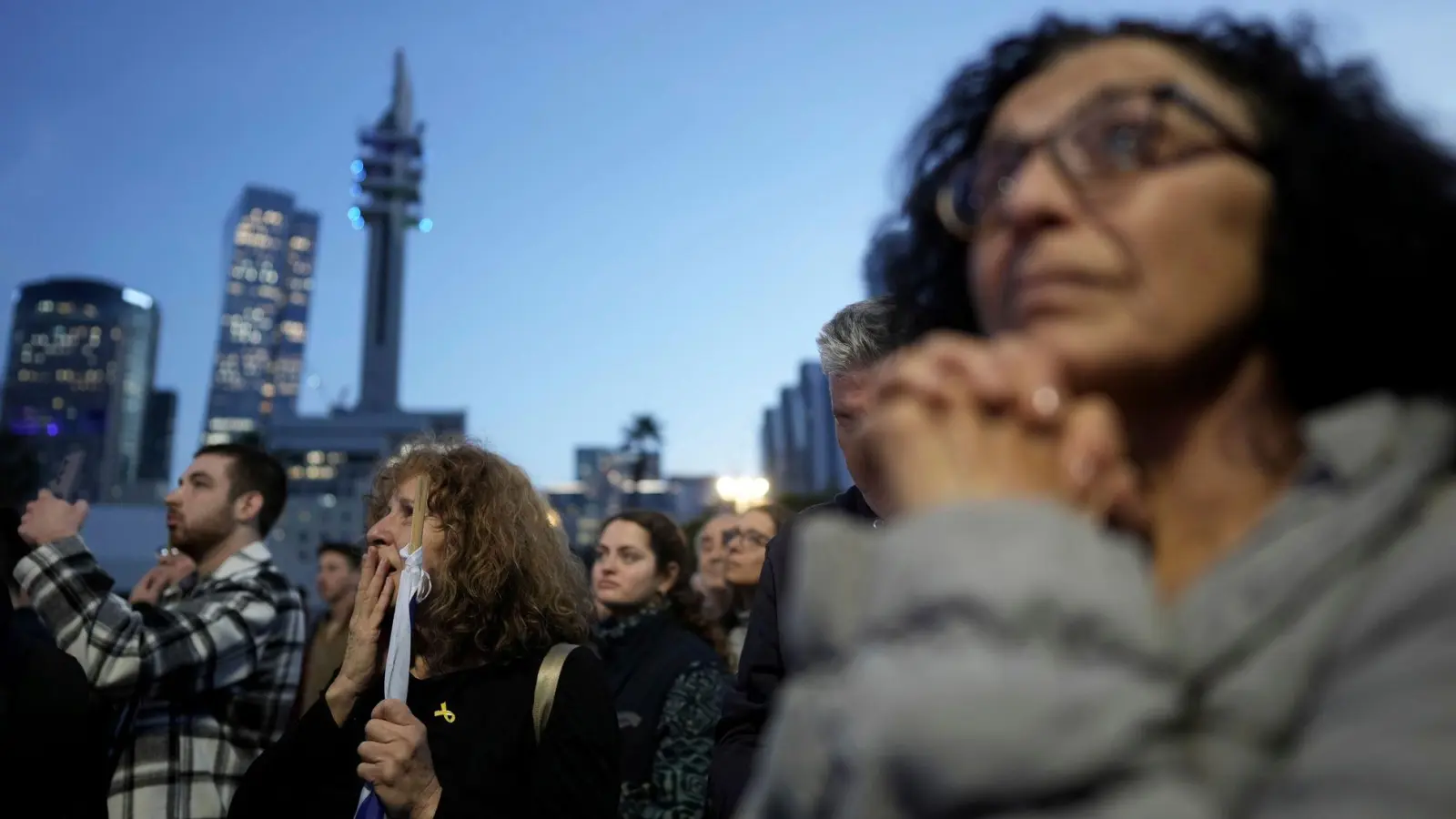 Angehörige und Freunde von Israelis, die im Gazastreifen gefangen gehalten wurden, während einer früheren Geiselfreilassung. Die Hamas hat die Namen drei weiterer am Samstag freizulassender israelischer Geiseln übermittelt. (Archivbild) (Foto: Oded Balilty/AP/dpa)