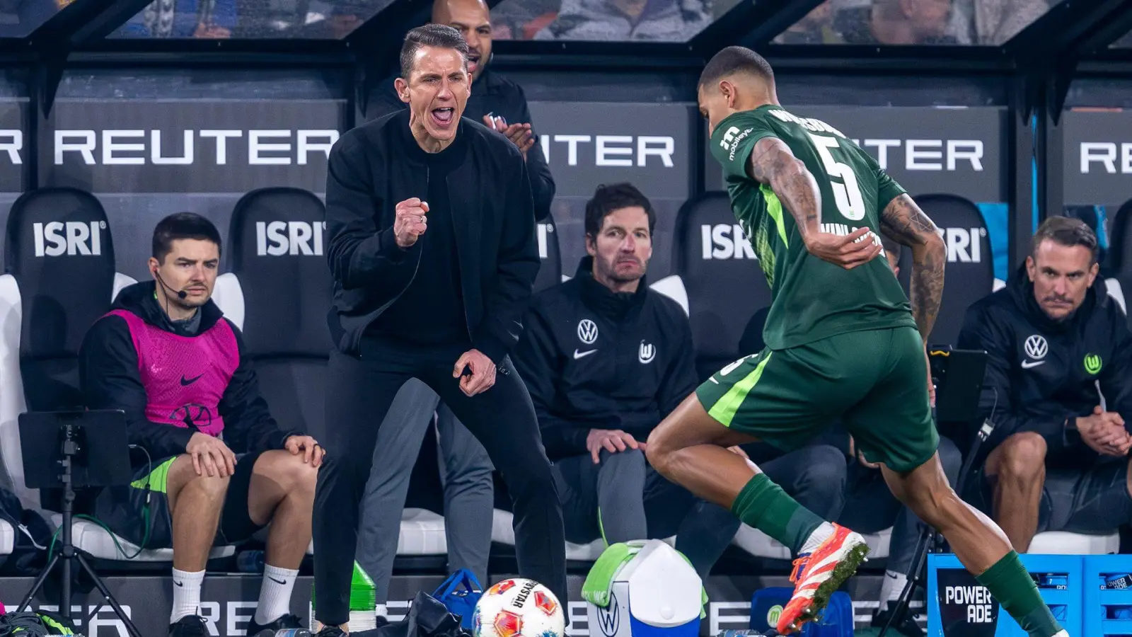 Wolfsburgs Trainer Daniel Bauer beim Spiel in Mönchengladbach. (Foto: David Inderlied/dpa)