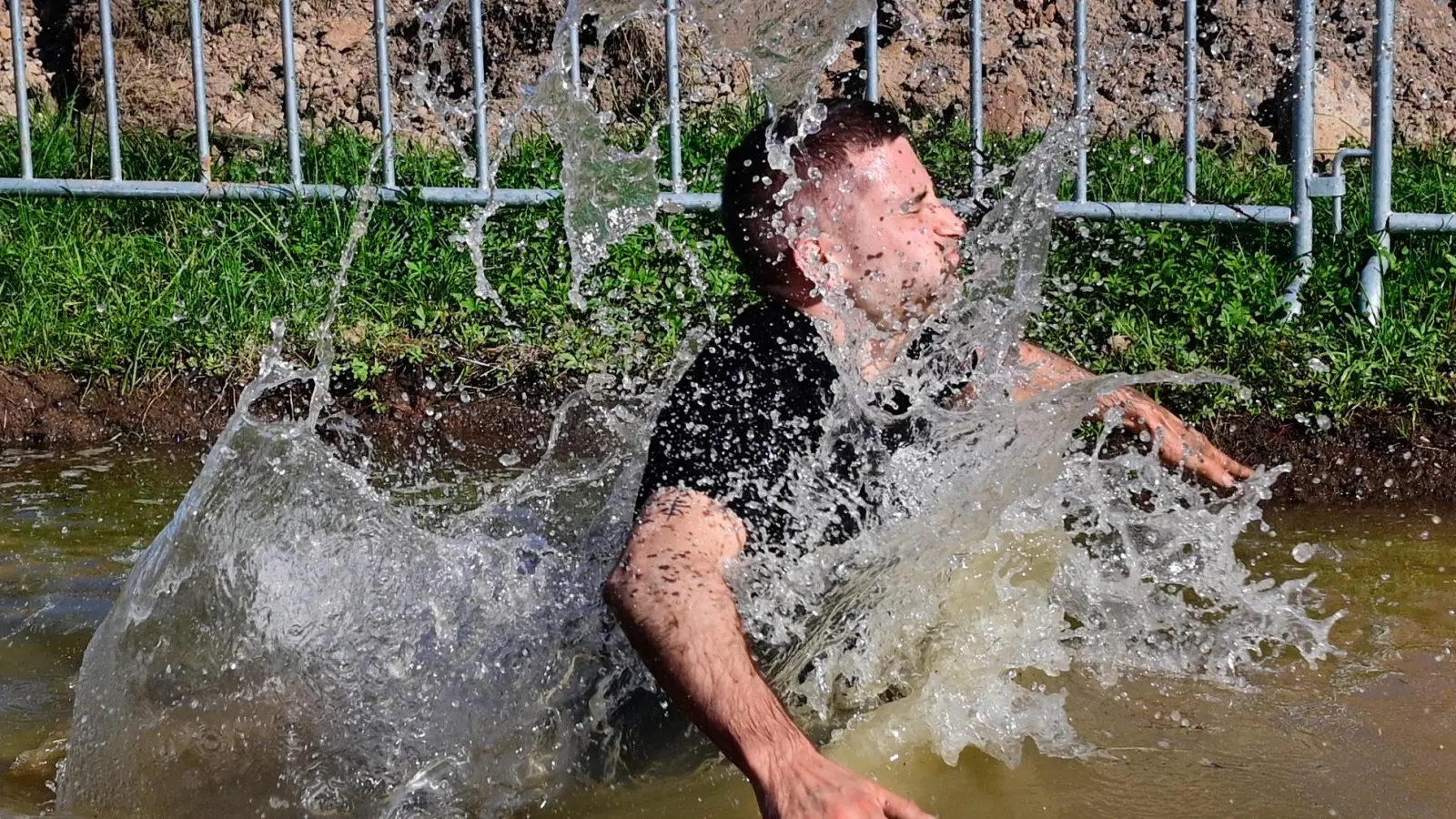 Durch Wasserlöcher und andere Hindernisse hindurch mussten sich die Teilnehmer des „Ansbogger Challenge Fun Run” kämpfen. (Foto: Jim Albright)