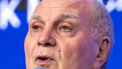 Für Bayerns Ehrenpräsidenten Uli Hoeneß ist der Ausgang im Viertelfinale der Champions League gegen Real Madrid offen. (Archivbild) (Foto: Peter Kneffel/dpa)