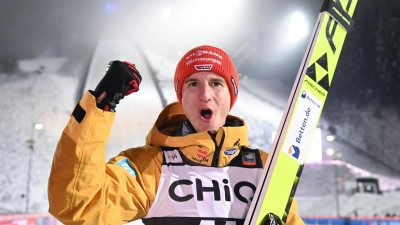 Karl Geiger jubelt sich über seinen Sieg in Klingenthal. (Foto: Hendrik Schmidt/dpa)