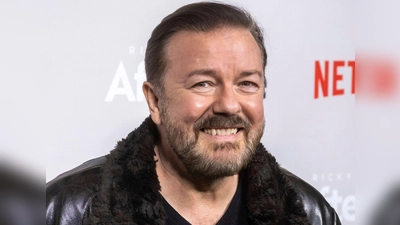 Ricky Gervais wird in Hollywood mit einer Sternenplakette verewigt. (Archivbild)  (Foto: Charles Sykes/Invision/dpa)