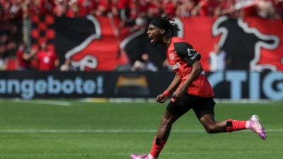Jubelt er bald für Liverpool? Jeremie Frimpongs Wechsel soll perfekt sein. (Foto: Rolf Vennenbernd/dpa)