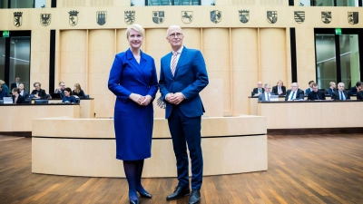 Manuela Schwesig und Peter Tschentscher im Plenarsaal bei der Übergabe der Präsidentschaft des Bundesrates. (Foto: Christoph Soeder/dpa)