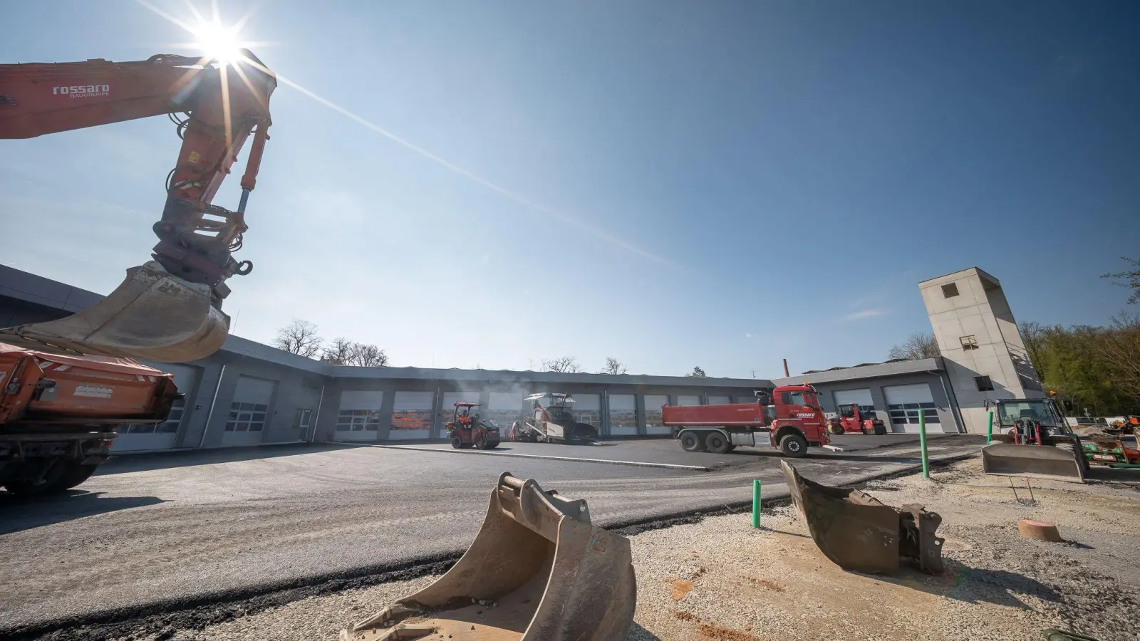 Unter anderem dieses Millionenprojekt – der Bau des neuen Feuerwehrhauses soll zur Jahresmitte abgeschlossen sein – belastet die Neustüädter Finanzen massiv.  (Foto: Mirko Fryska)