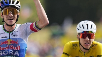 Remco Evenepoel und Tadej Pogacar beschweren sich über die nächtlichen Dopingkontrollen.. (Foto: Thibault Camus/AP/dpa)