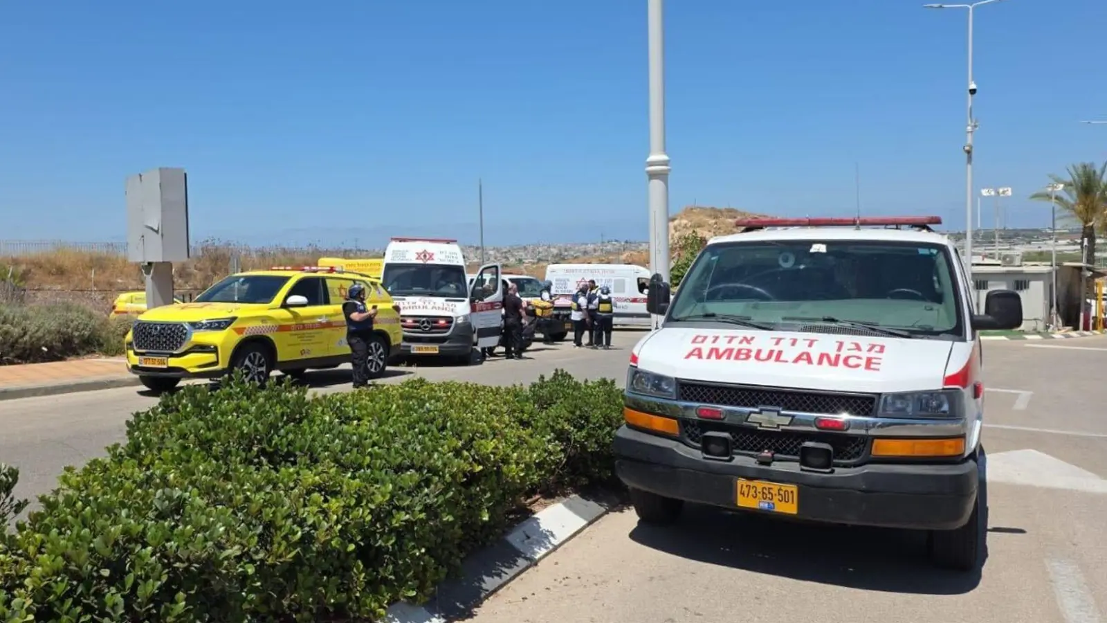 An mehreren Orten nordöstlich von Tel Aviv fallen Schüsse. Ein Krankenwagen steht am Einsatzort.  (Foto: Magen David Adom/dpa)