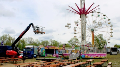 Noch steht eine Arbeitsbühne auf dem menschenleeren Messegelände. Ab Freitag soll der Festbetrieb hier tausende Besucherinnen und Besucher anlocken. (Foto: Constantin Prosch)