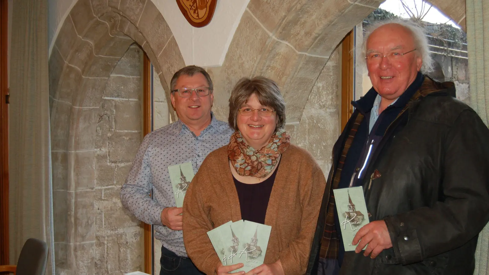 Bürgermeister Jürgen Riedel, Beate Kaiser und Dr. Erich Zimmermann (von links) freuen sich, das Jahresprogramm 2024 vorstellen zu können. (Foto: Christa Frühwald)