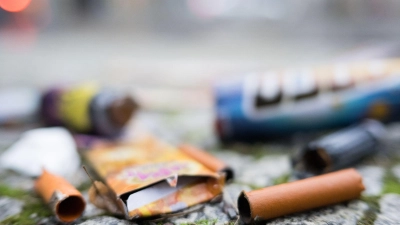Aufgeweichte Feuerwerkskörper liegen nach Silvester auf der Straße. (Archivbild) (Foto: Sebastian Gollnow/dpa)