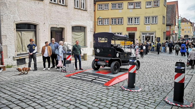 Die Einfahrsperre ArmisOne samt flankierenden Pollern, den Oktablocks, war zum Beispiel – wie hier zu sehen – in der Oberen Schmiedgasse aufgebaut. Die Sperren waren außerdem in der Galgengasse sowie im Galgentor selbst und am Kirchplatz im Einsatz. (Foto: Jürgen Binder)