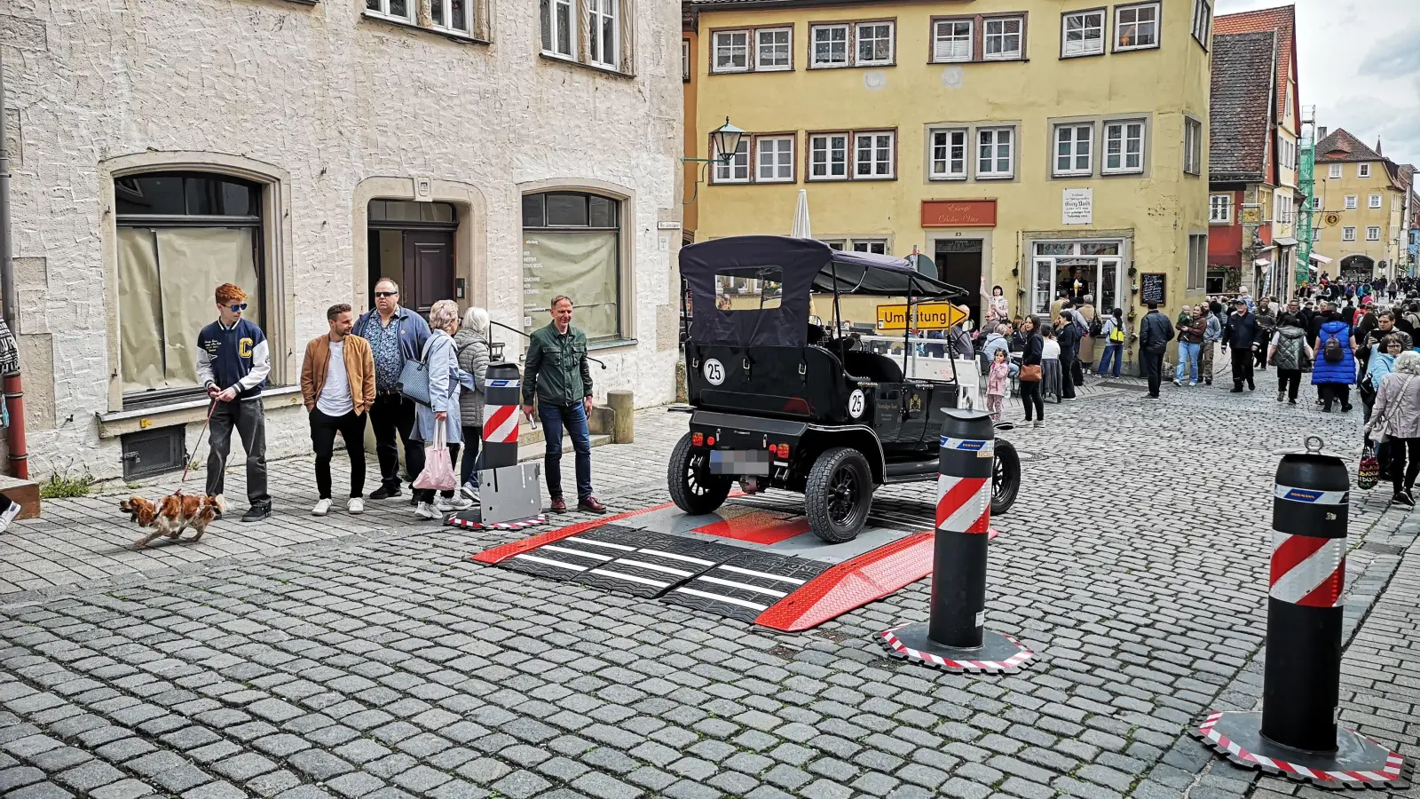 Die Einfahrsperre ArmisOne samt flankierenden Pollern, den Oktablocks, war zum Beispiel – wie hier zu sehen – in der Oberen Schmiedgasse aufgebaut. Die Sperren waren außerdem in der Galgengasse sowie im Galgentor selbst und am Kirchplatz im Einsatz. (Foto: Jürgen Binder)