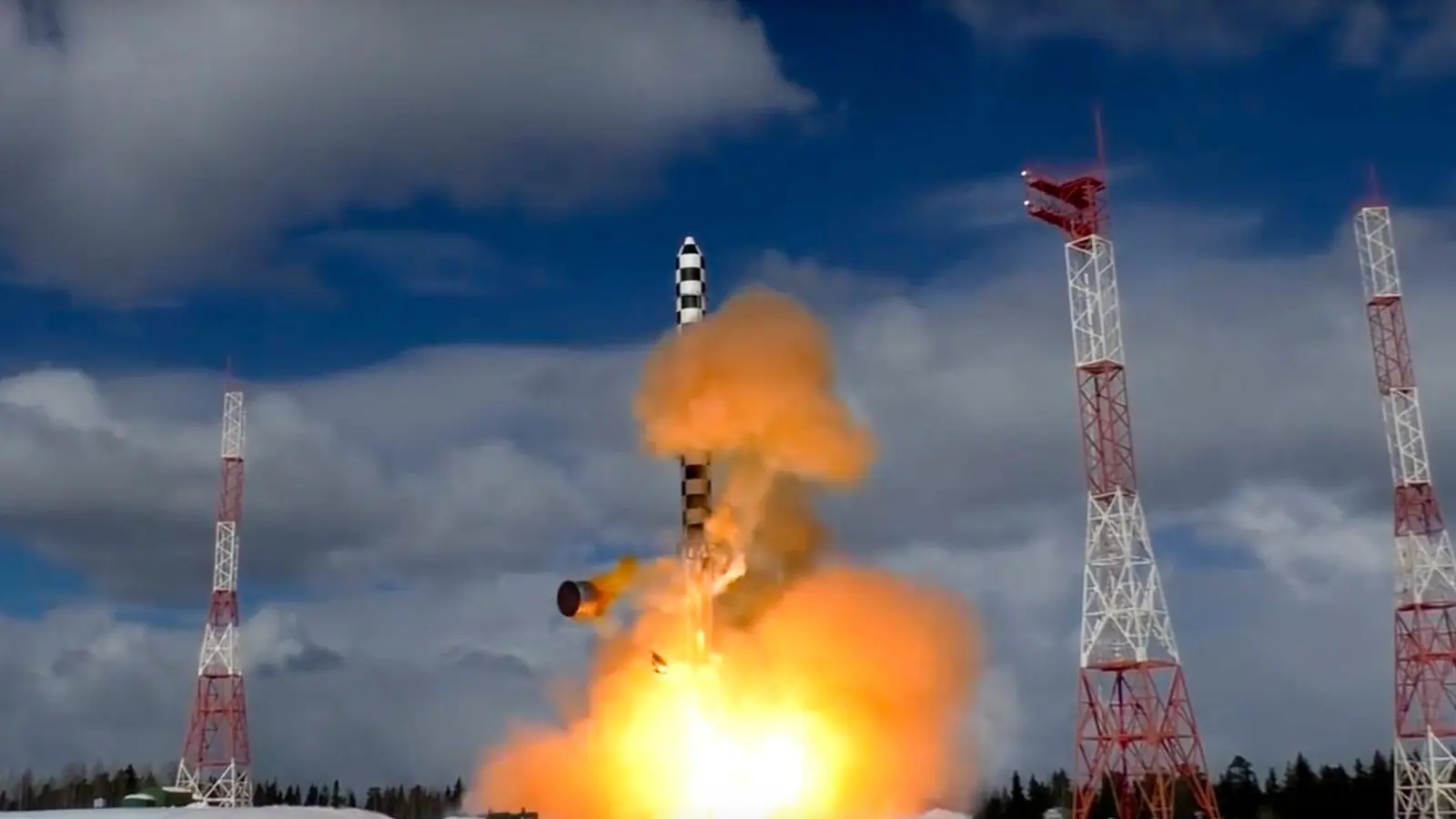 Das vom russischen Verteidigungsministerium zur Verfügung gesteltten Bild zeigt den Abschuss einer Interkontinentalrakete des Typs „RS-28 Sarmat“ bei einem Test (Archivbild). (Foto: Uncredited/Defense Ministry Press Service/AP/dpa)