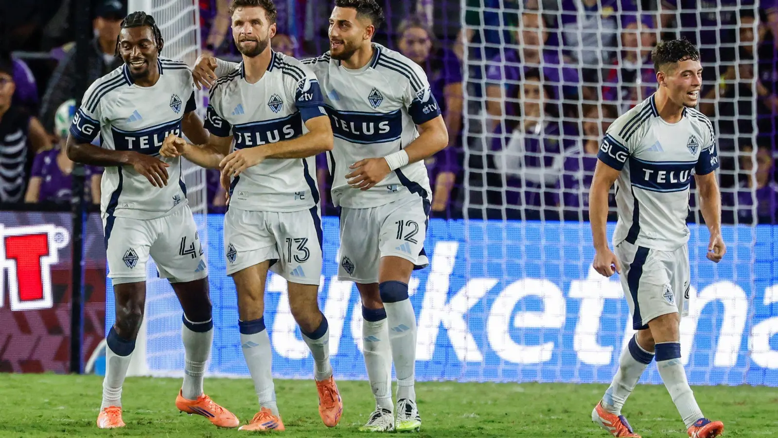 Thomas Müller jubelt mit den Vancouver Whitecaps über seinen Treffer in der Nachspielzeit zum 2:1-Erfolg in Orlando. (Foto: Kevin Kolczynski/AP/dpa)