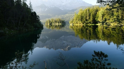 Im Eibsee wird nach einem untergegangenen Vater und seinem Sohn gesucht. (Archivbild) (Foto: Angelika Warmuth/dpa)
