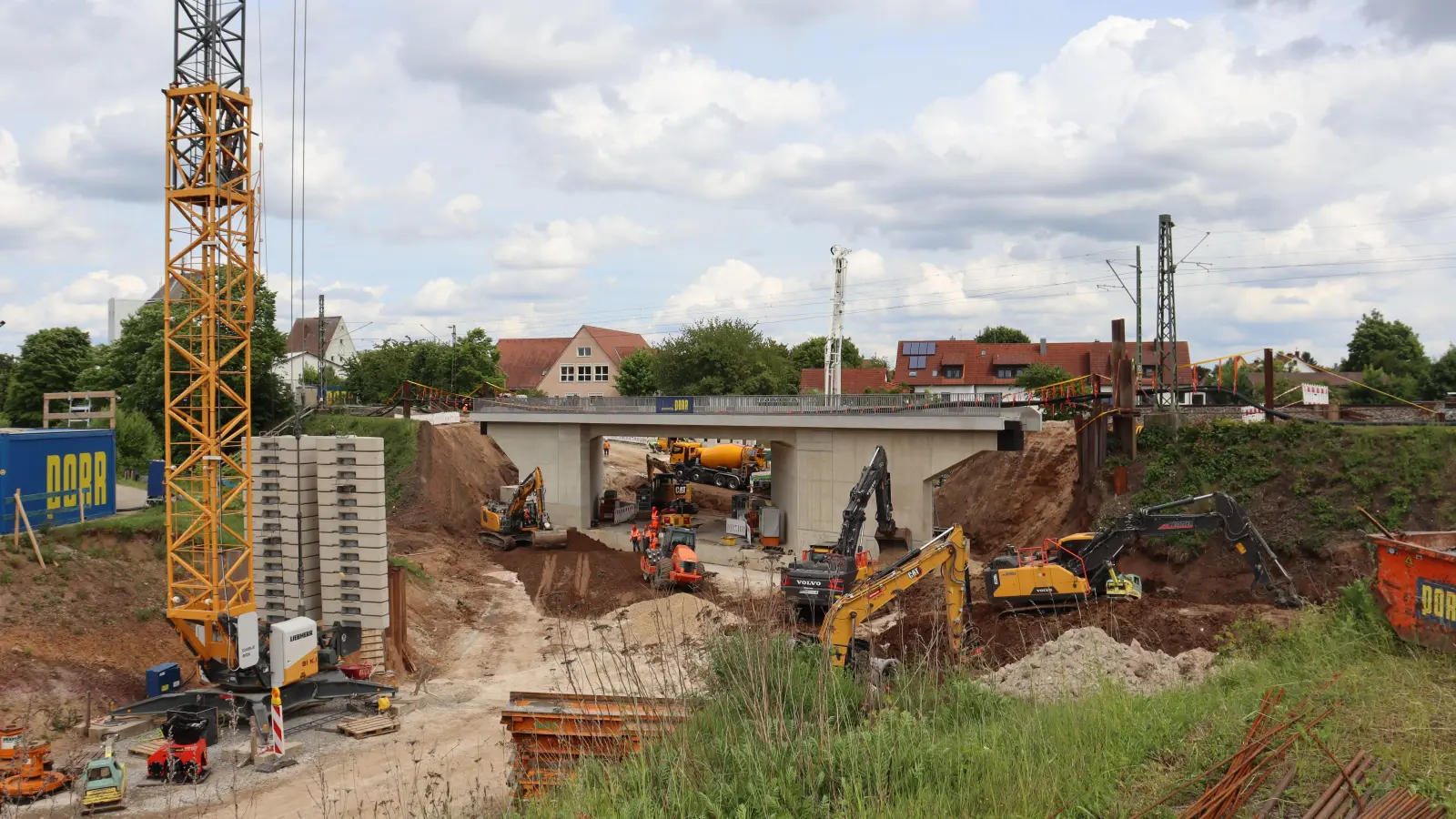 Da steht sie endlich, die neue Bahnbrücke in Heilsbronn. (Foto: Axel Krug)