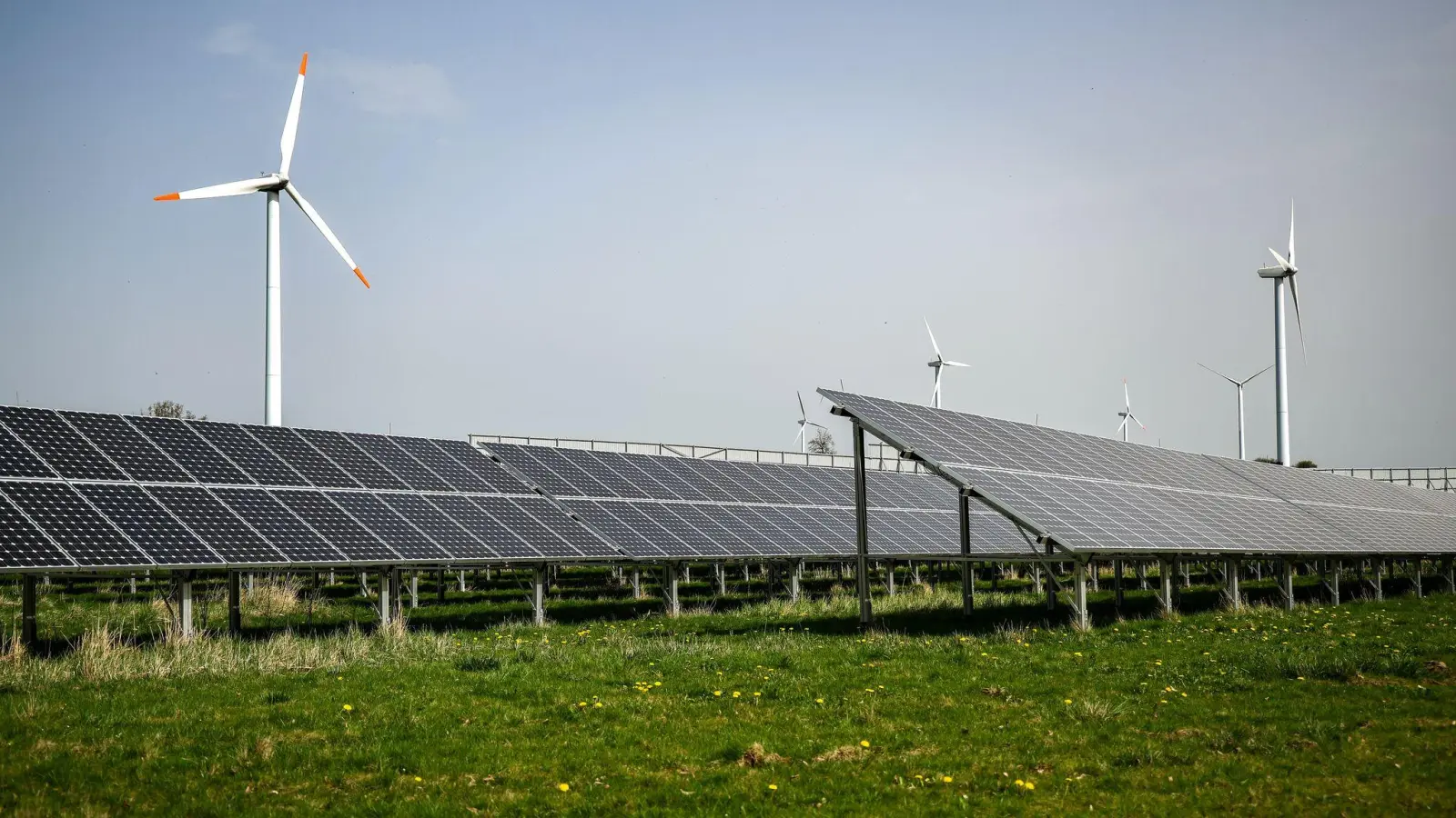 Viele Menschen verbinden die Energiewende der Umfrage zufolge tendenziell eher mit Risiken als mit Chancen. (Symbolbild) (Foto: Jan Woitas/dpa)