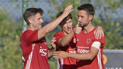 Hier freuen sich die Aufkirchener Sven Kranz und Vitus Reichert mit dem Torschützen Tim Weigl (von links) über das 3:2 gegen Arberg, am Ende siegte der SCA mit 4:2. (Foto: Martin Rügner)