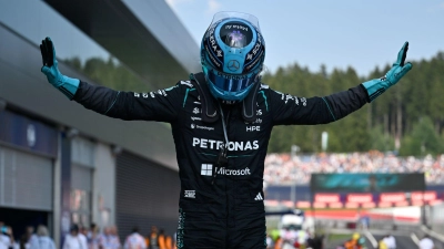 George Russell feiert seinen Sieg in Österreich. (Foto: Denes Erdos/AP/dpa)