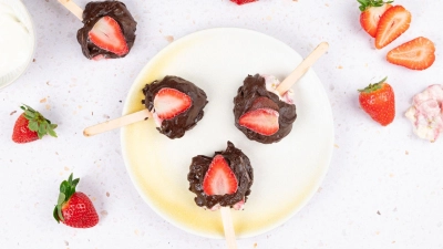 Fruchtige Erdbeeren kombiniert mit Joghurt, Pistazien und Schokolade sind an warmen Frühlingstagen ein saftig-knackiger Genuss. (Foto: Ariane Bille/BVEO/dpa-tmn)