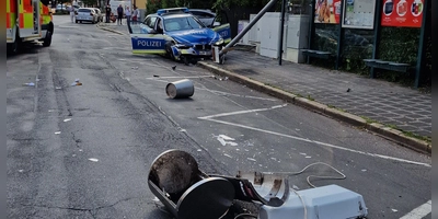 Bei dem Unfall in der Bahnhofstraße entstand ein Sachschaden von rund 60.000 Euro. (Foto: Johann Schmidt)