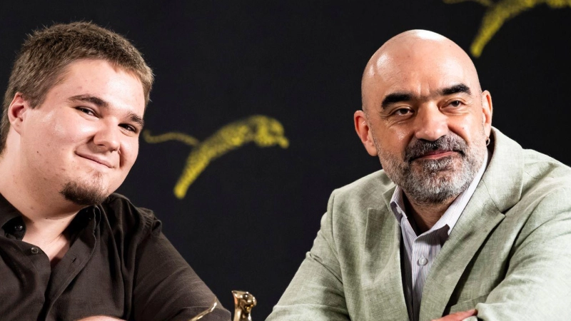 Zum Finale des 79. Internationalen Filmfestivals Locarno hat der Spielfilm „Nu e locul tau aici“ („Du gehörst nicht hierher“) von Regisseur Florin Serban (rechts) den Goldenen Leoparden gewonnen. Der rumänische Schauspieler Teodor Butanescu (l) erhielt zudem dafür eine „Special Mention“. (Foto: Jean-Christophe Bott/KEYSTONE/dpa)