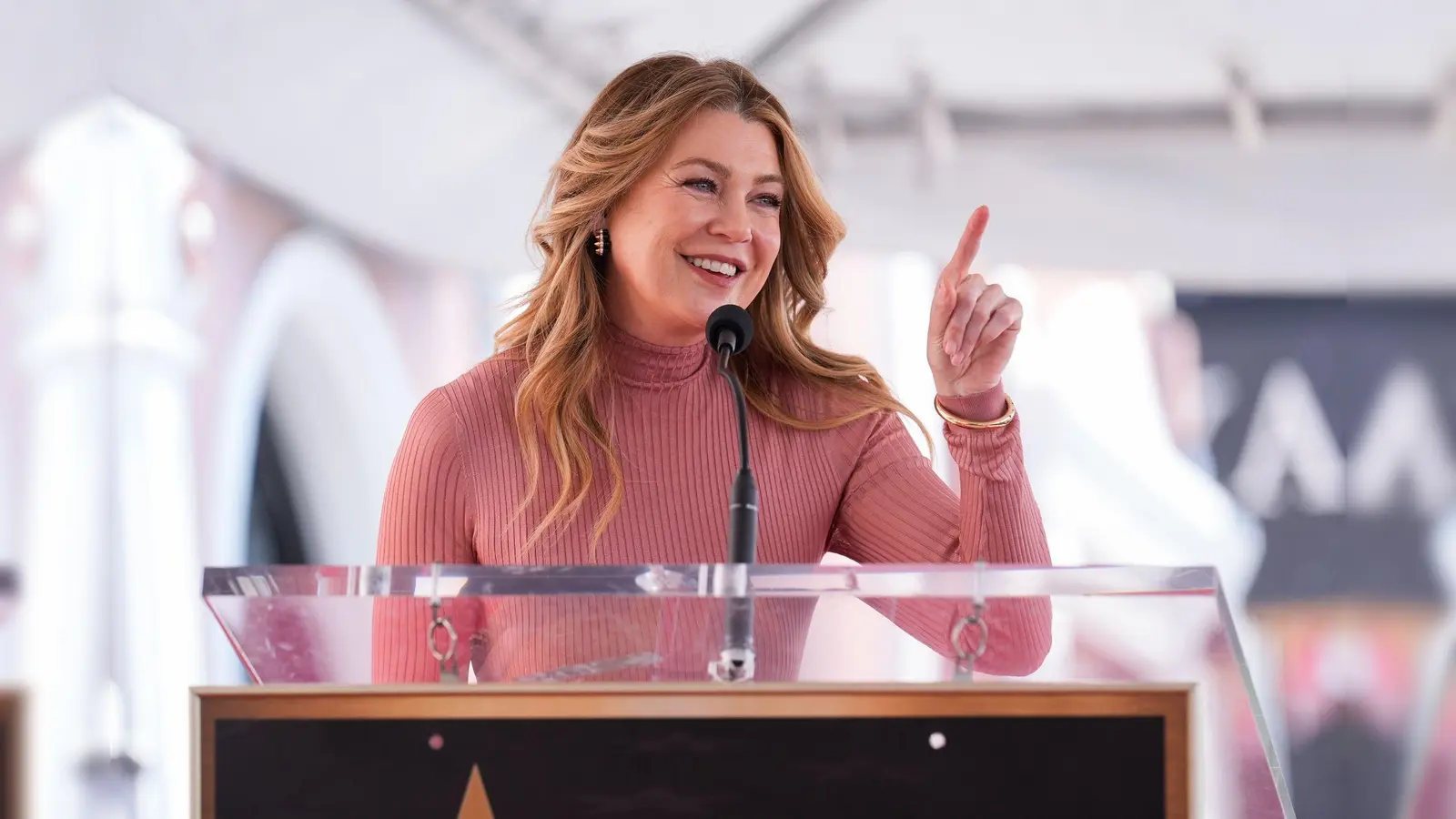 Als Ärztin Dr. Meredith Grey wurde Ellen Pompeo zu einer der bestbezahlten TV-Schauspielerinnen. (Foto: Chris Pizzello/Invision/AP/dpa)