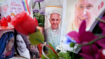 Seit mehr als anderthalb Wochen wird Papst Franziskus in einem Krankenhaus behandelt.  (Foto: Alessandra Tarantino/AP/dpa)