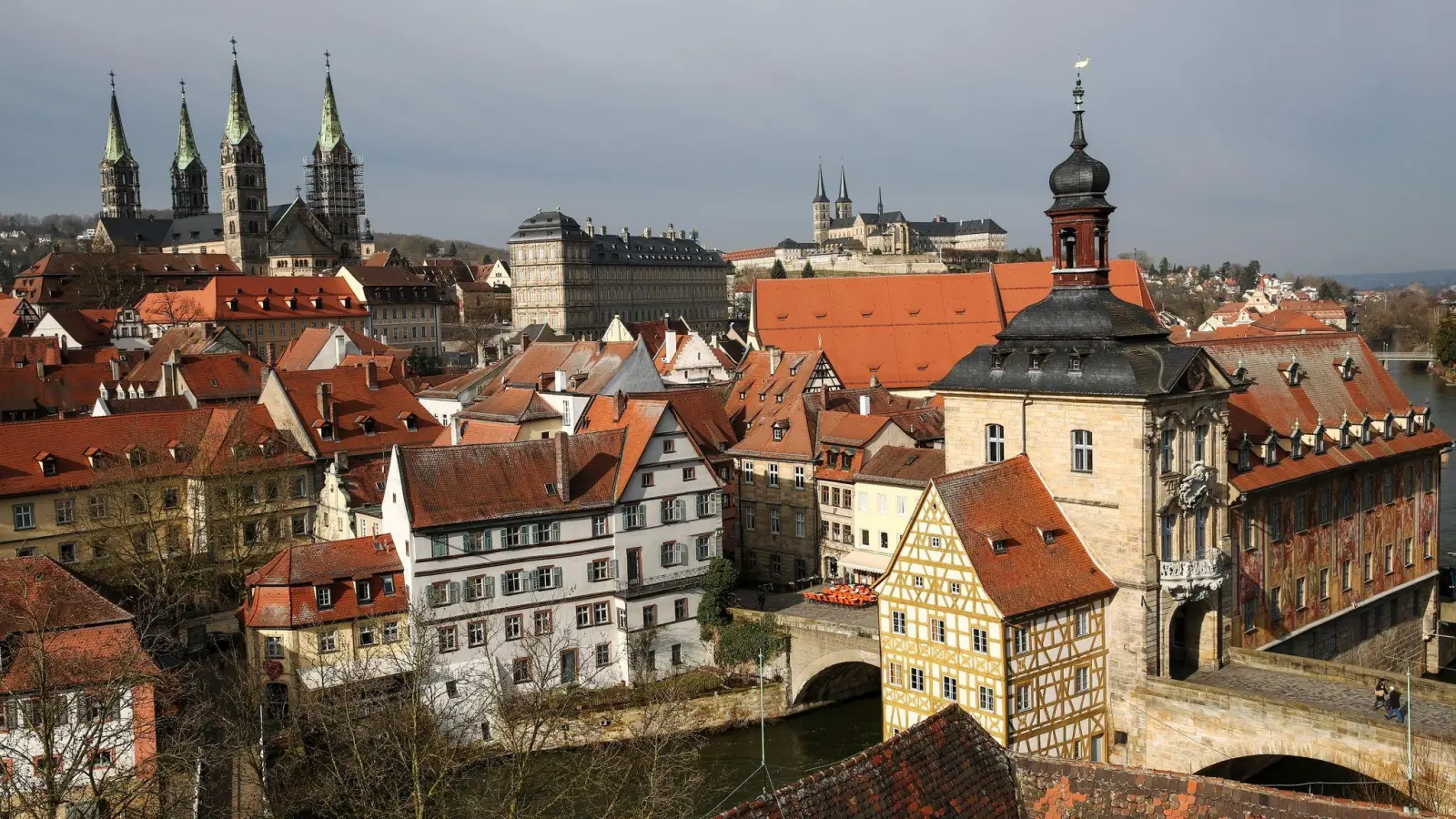 Blick über Dom (l-r), Kloster Michaelsberg und das Alte Rathaus über der Regnitz. (Foto: picture alliance / David Ebener/dpa/Archivbild)