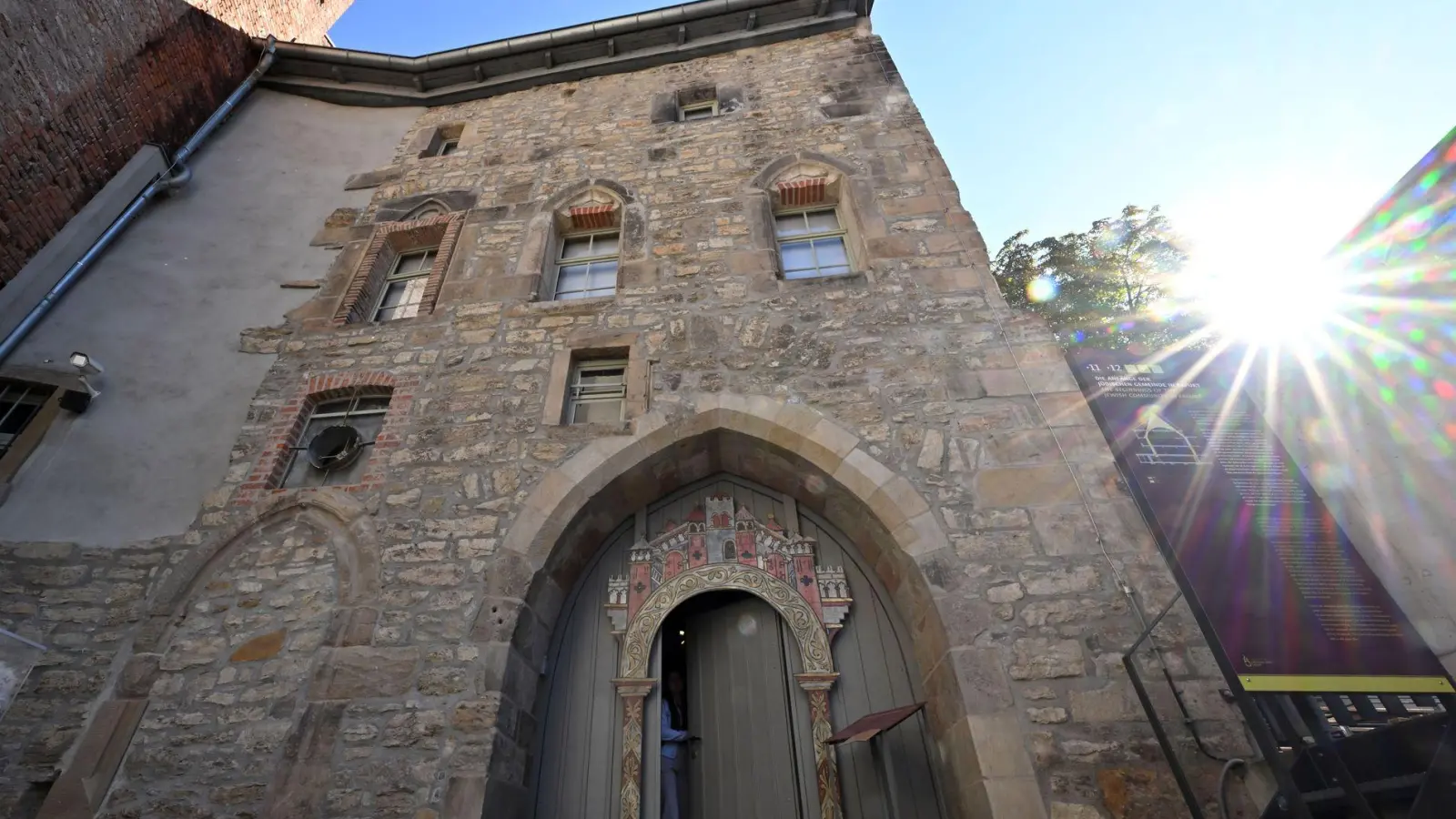 Die Sonne scheint in den Innenhof der Alten Synagoge. Sie gehört zu den jüdisch-mittelalterlichen Stätten Erfurts. (Foto: Martin Schutt/dpa/dpa-tmn)