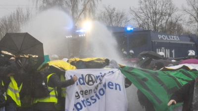 Die Polizei setzt gegen Blockaden in Gießen bei den Protesten gegen die neue AfD-Jugendorganisation auch Wasserwerfer ein. (Foto: Lando Hass/dpa)