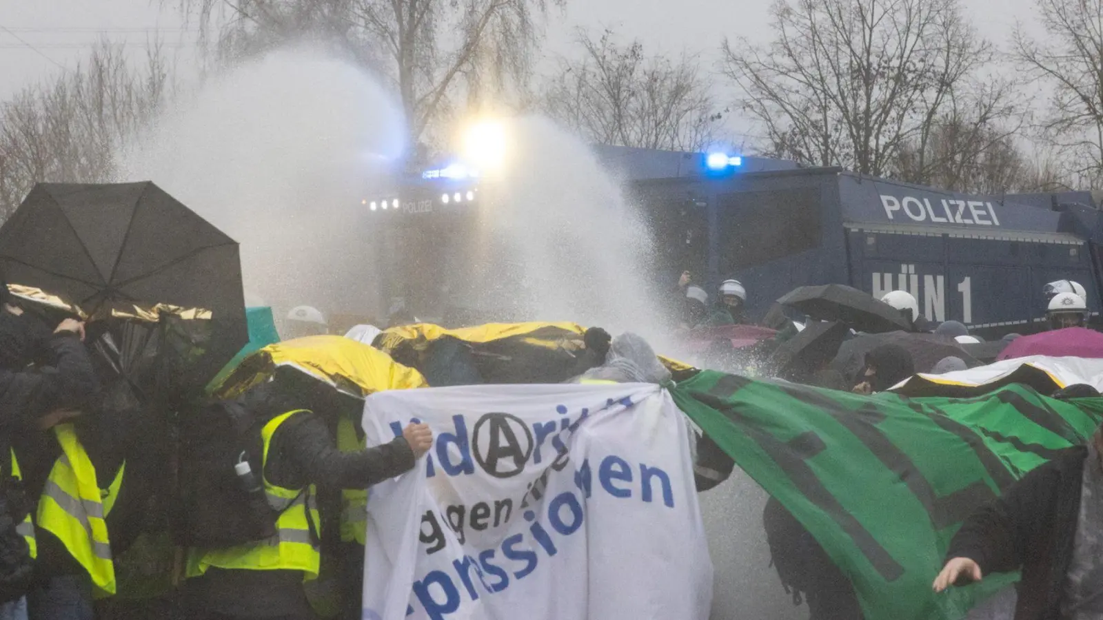 Die Polizei setzt gegen Blockaden in Gießen bei den Protesten gegen die neue AfD-Jugendorganisation auch Wasserwerfer ein. (Foto: Lando Hass/dpa)