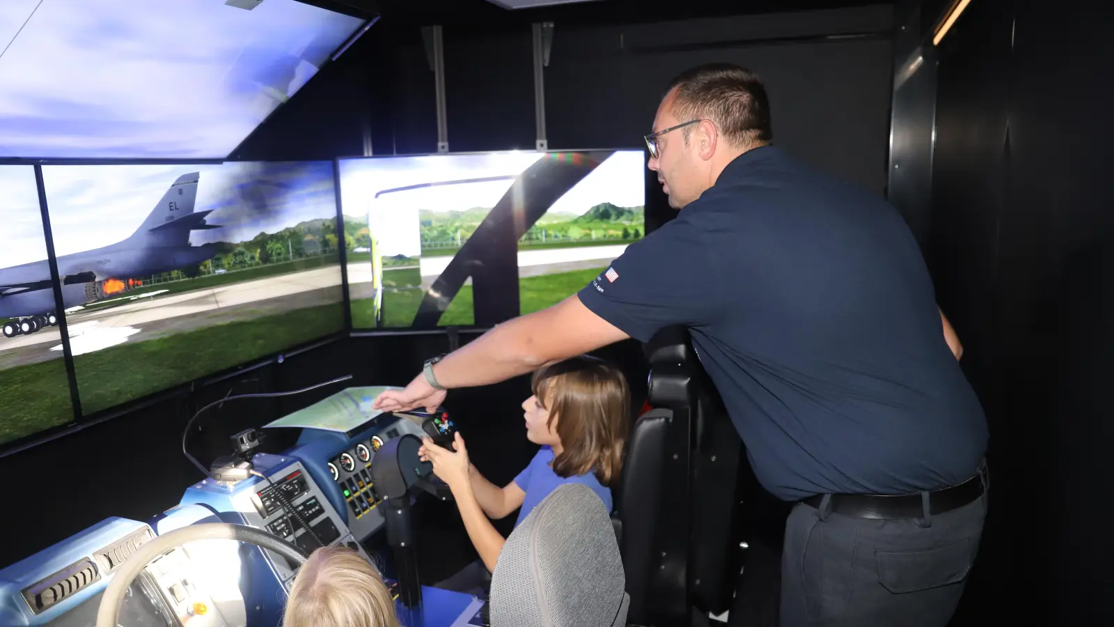 Die US-Feuerwehr am Standort Ansbach ist mit einem Simulator dabei. Mit diesem lässt es sich trainieren, ein Flugfeldlöschfahrzeug zu steuern. Wie das geht, zeigt der stellvertretende Leiter Patrick Noll. (Foto: Oliver Herbst)