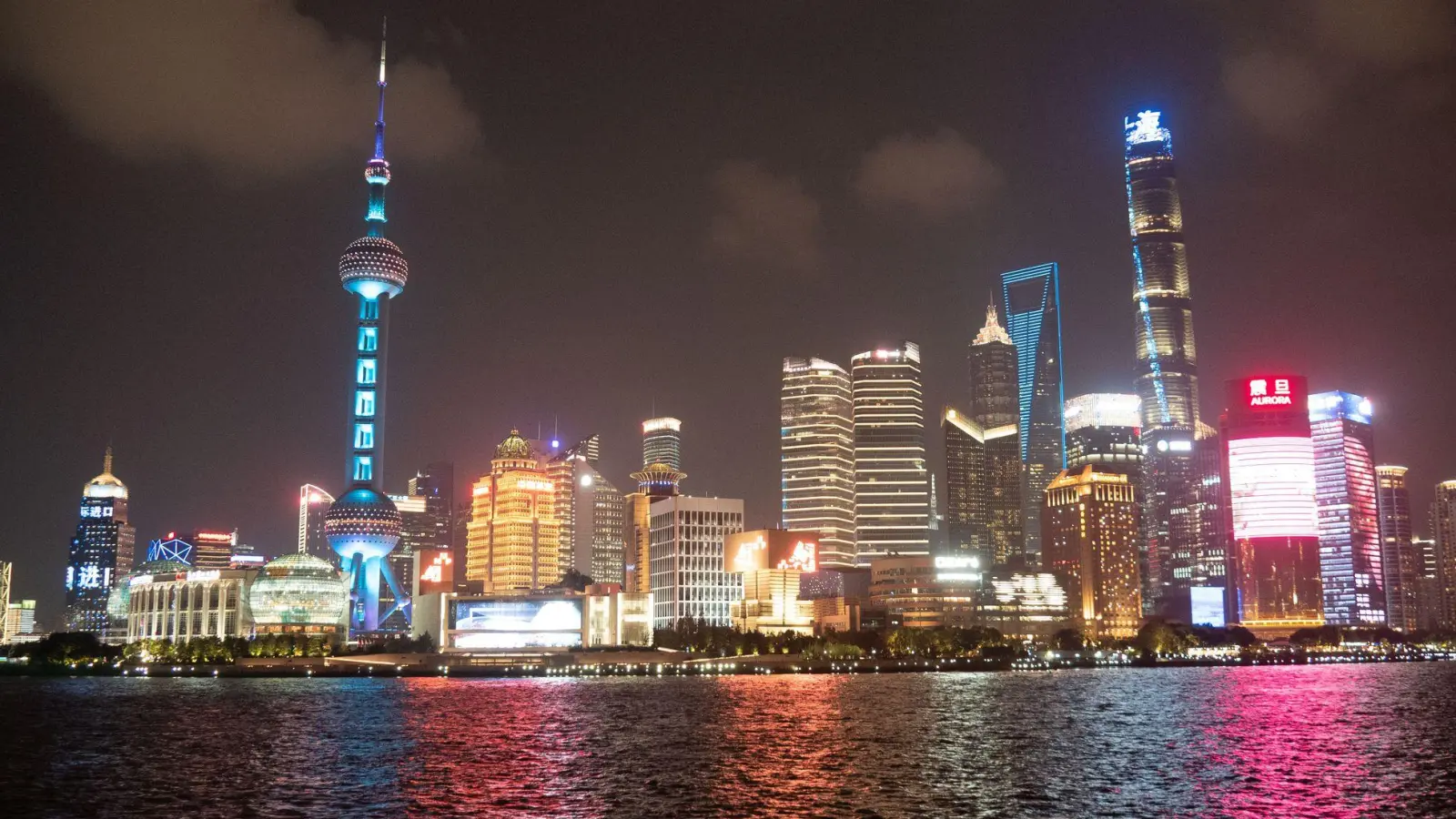 Pudong auf der anderen Seite des Huangpu-Flusses: abendlicher Ausblick von Shanghais Uferpromenade The Bund aus.  (Foto: Andreas Drouve/dpa-tmn)