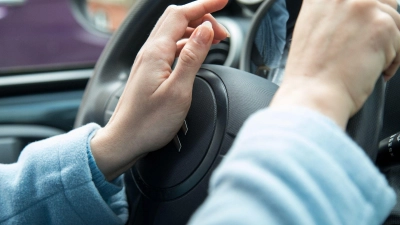 Eine 15-Jährige setzte bei Leutershausen einen nicht zugelassenen Peugeot in den Straßengraben. (Symbolbild: Christin Klose/dpa-tmn)